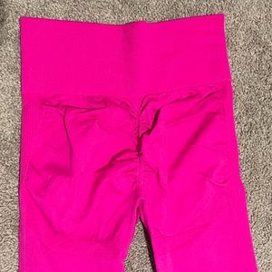 NWOT Magenta pink scrunch butt leggings - small